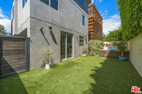 $9,900 | 808 Brooks Avenue, Venice, CA 90291