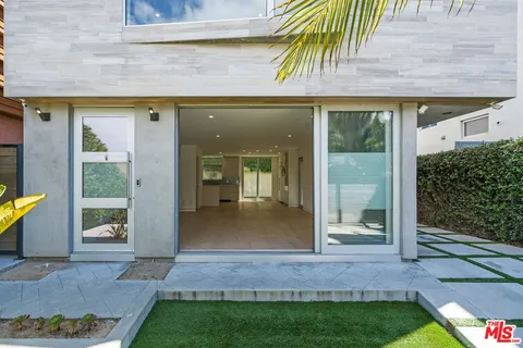 $9,900 | 808 Brooks Avenue, Venice, CA 90291