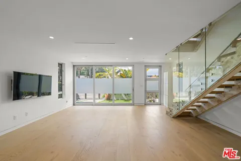 $9,900 | 808 Brooks Avenue, Venice, CA 90291