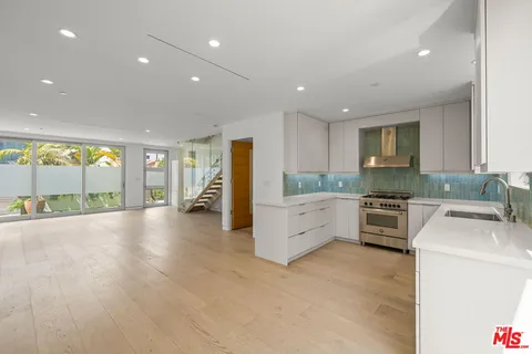 $9,900 | 808 Brooks Avenue, Venice, CA 90291