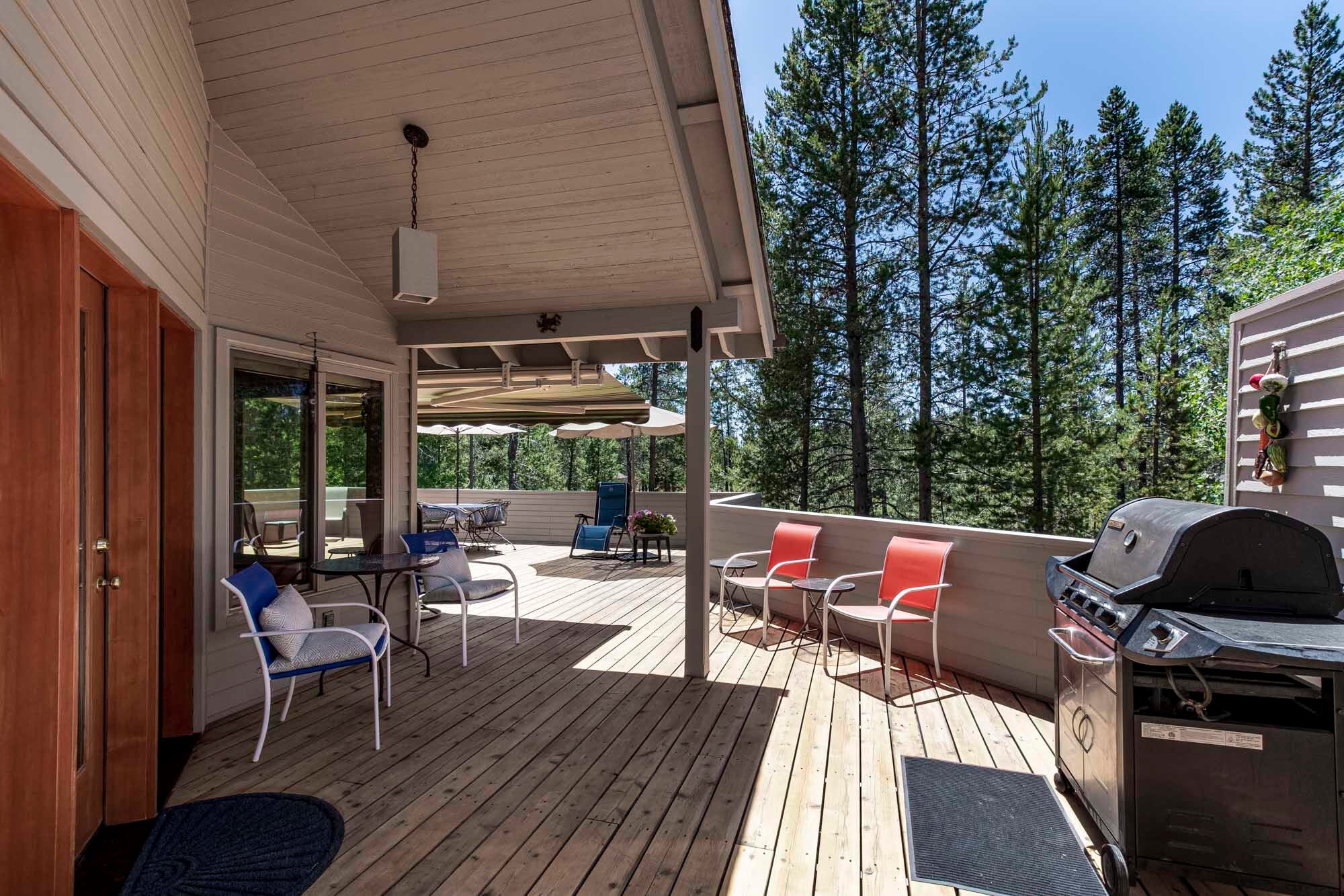 18187 Oregon Loop Sunriver, OR 97707 - Photo 15 of 37 Dinner AlFresco!