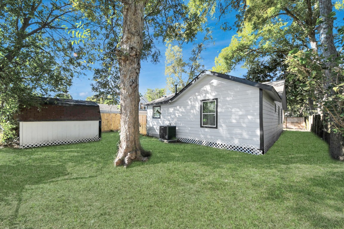 3206 Melbourne Street Houston, TX 77026 - Photo 13 of 41 a front view of house with yard and trees
