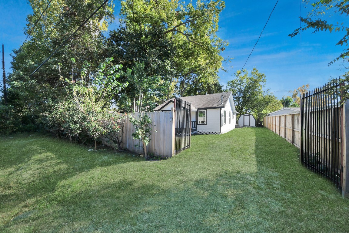 3206 Melbourne Street Houston, TX 77026 - Photo 2 of 41 a view of a house with backyard and porch