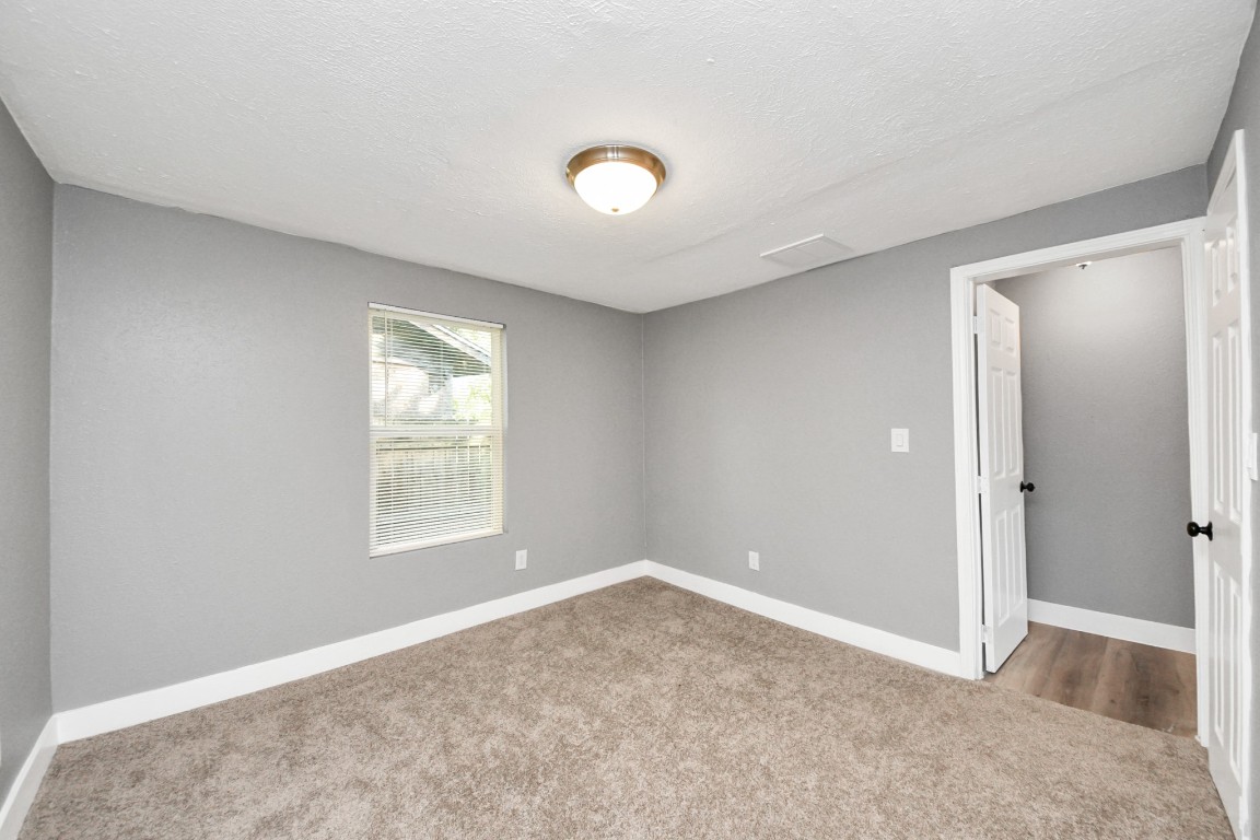 3206 Melbourne Street Houston, TX 77026 - Photo 37 of 41 an empty room with windows and closet
