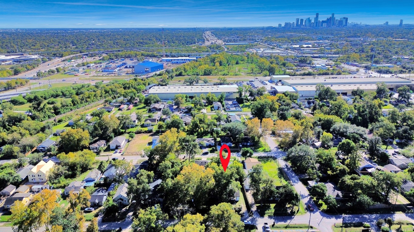3206 Melbourne Street Houston, TX 77026 - Photo 5 of 41 a view of a city