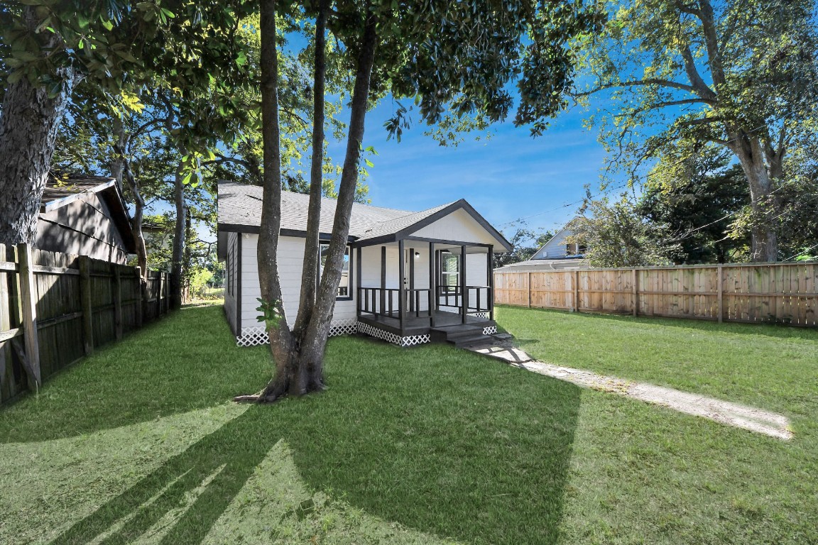 3206 Melbourne Street Houston, TX 77026 - Photo 10 of 41 a view of a house with backyard and a tree