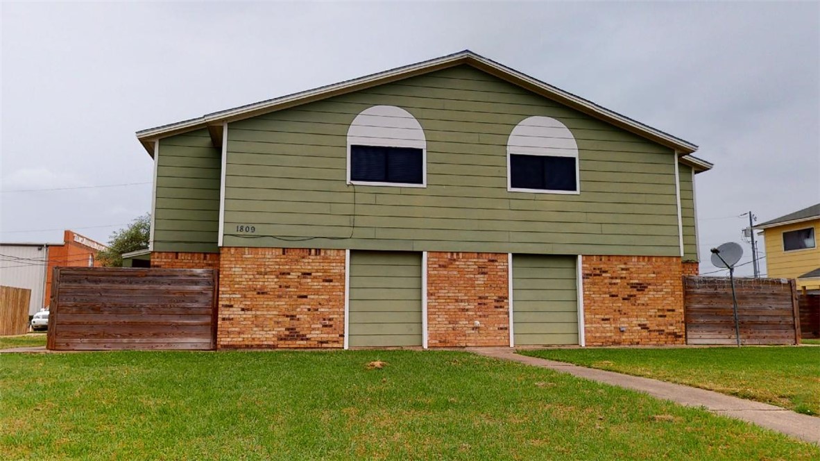 a view of a house with a backyard
