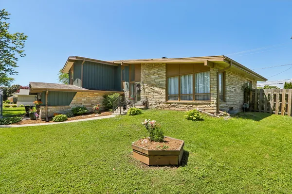 $599,900 | 8755 North Pelham Parkway, Bayside, WI 53217