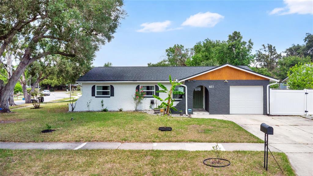 a view of a house with backyard