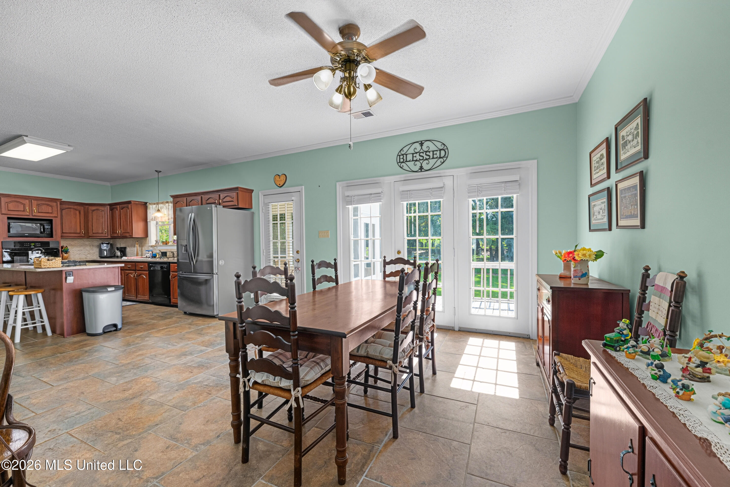 127 West Sweetwater Road Byhalia, MS 38611 - Photo 14 of 25 Large Gathering area in Kitchen