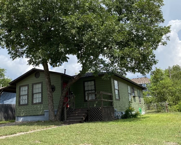 a view of a house with a yard