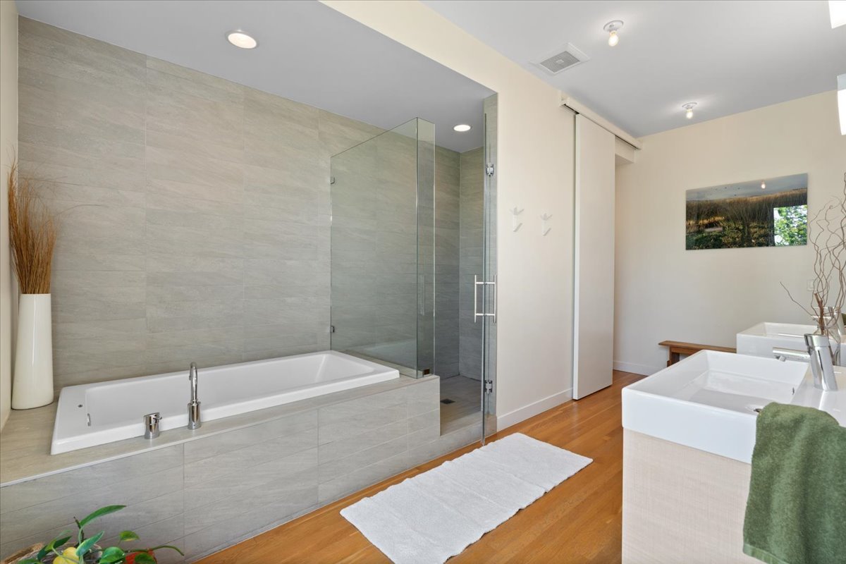 2638 North Ridgeway Avenue Chicago, IL 60647 - Photo 19 of 31 a bathroom with a tub a sink and a mirror