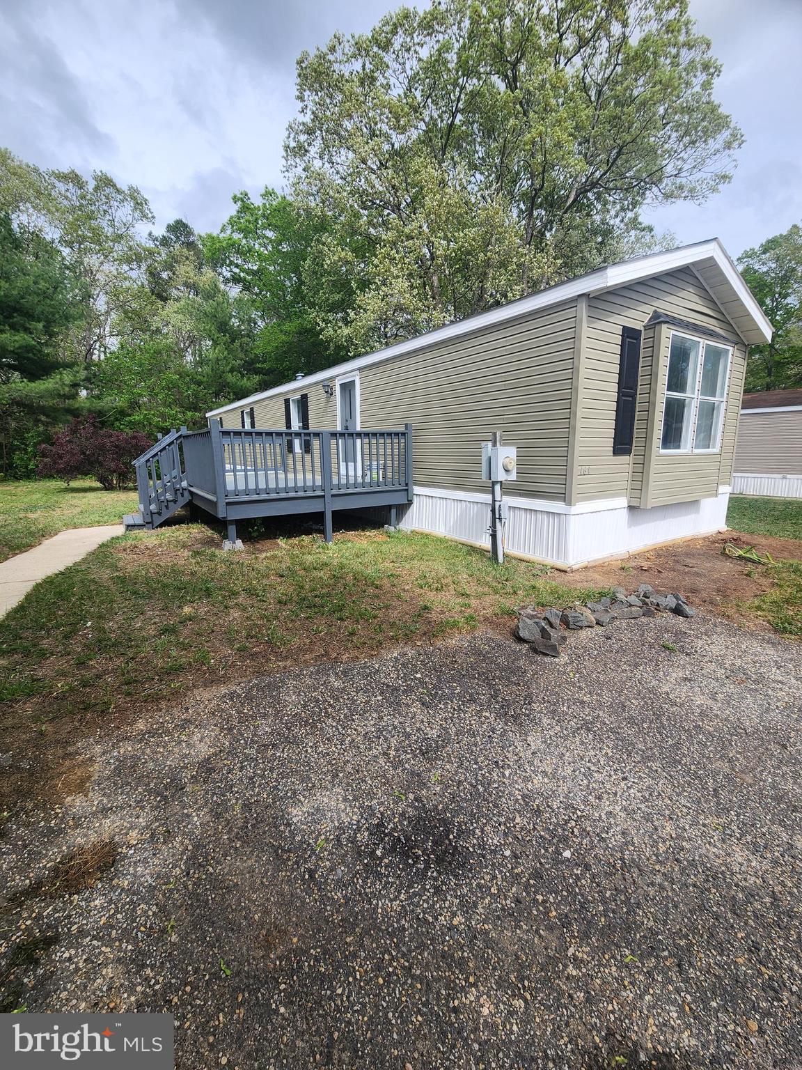 a view of a house with backyard and garden