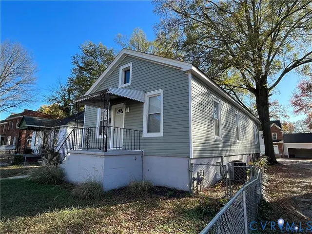 a view of a house with backyard and garden