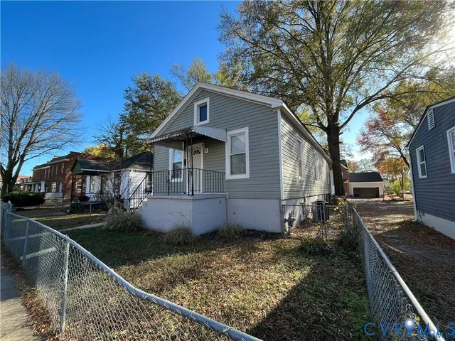 a view of a house with backyard and trees