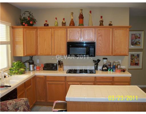 268 Violet Note Street Henderson, NV 89074 - Photo 3 of 20 Kitchen.