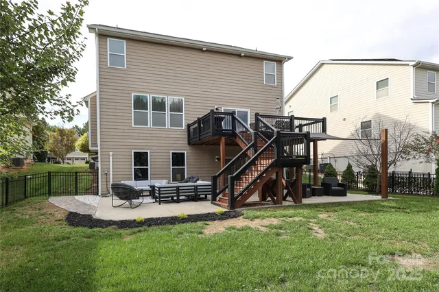 a view of a house with a backyard