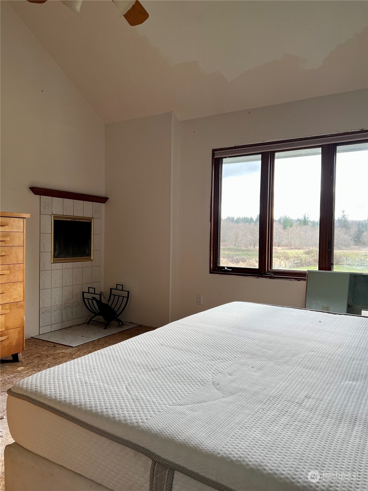 32 889 Elma, WA 98541 - Photo 12 of 29 a bedroom with a large bed and a large window