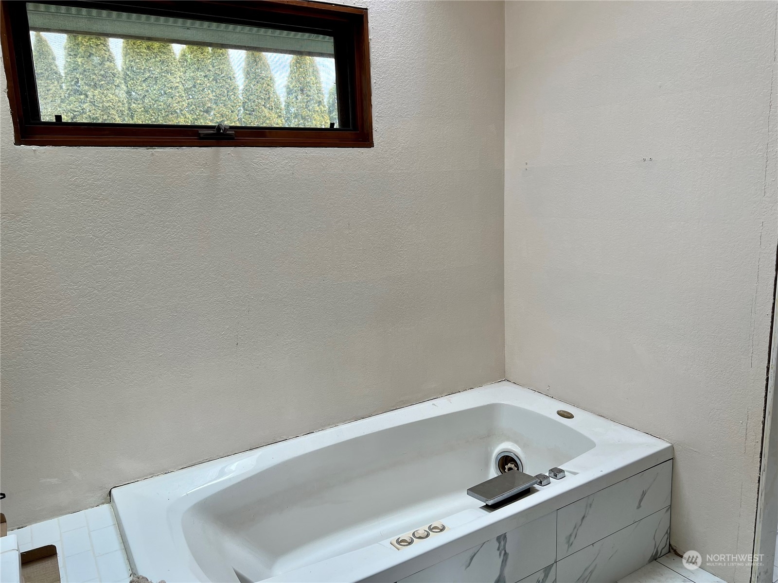 32 889 Elma, WA 98541 - Photo 14 of 29 a bathroom with a tub and a window