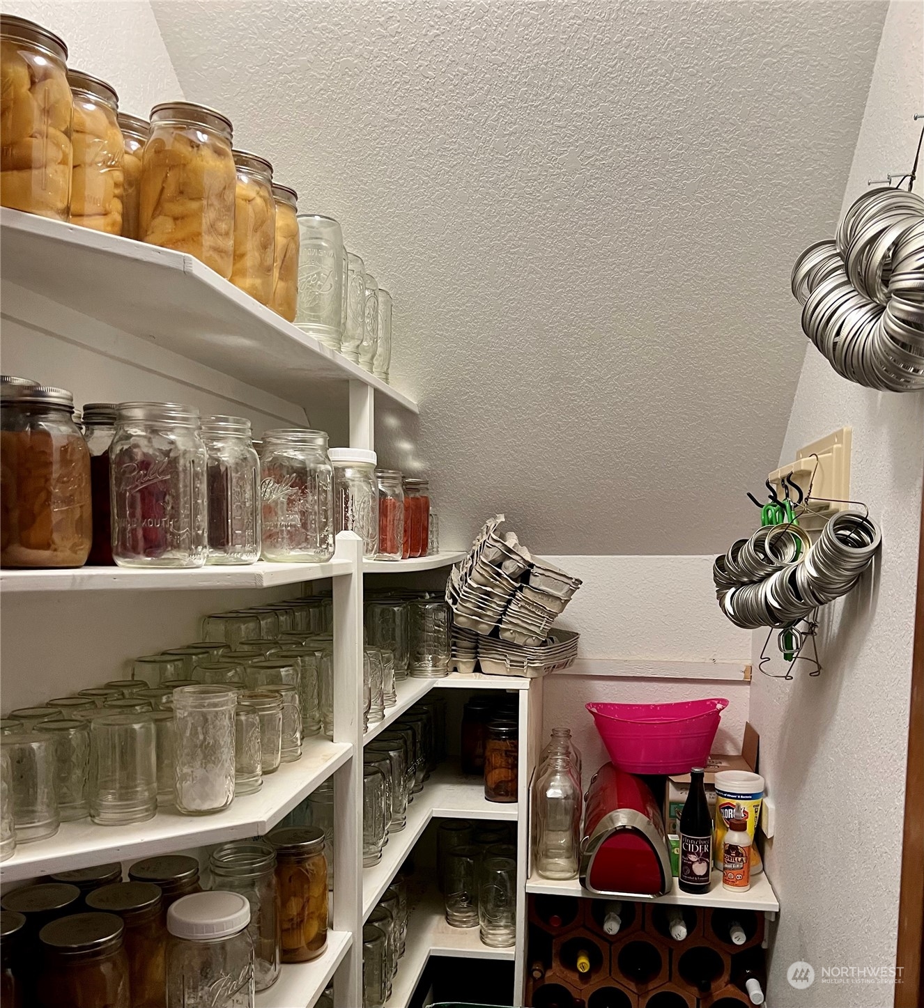 32 889 Elma, WA 98541 - Photo 19 of 29 a table and chairs in a room