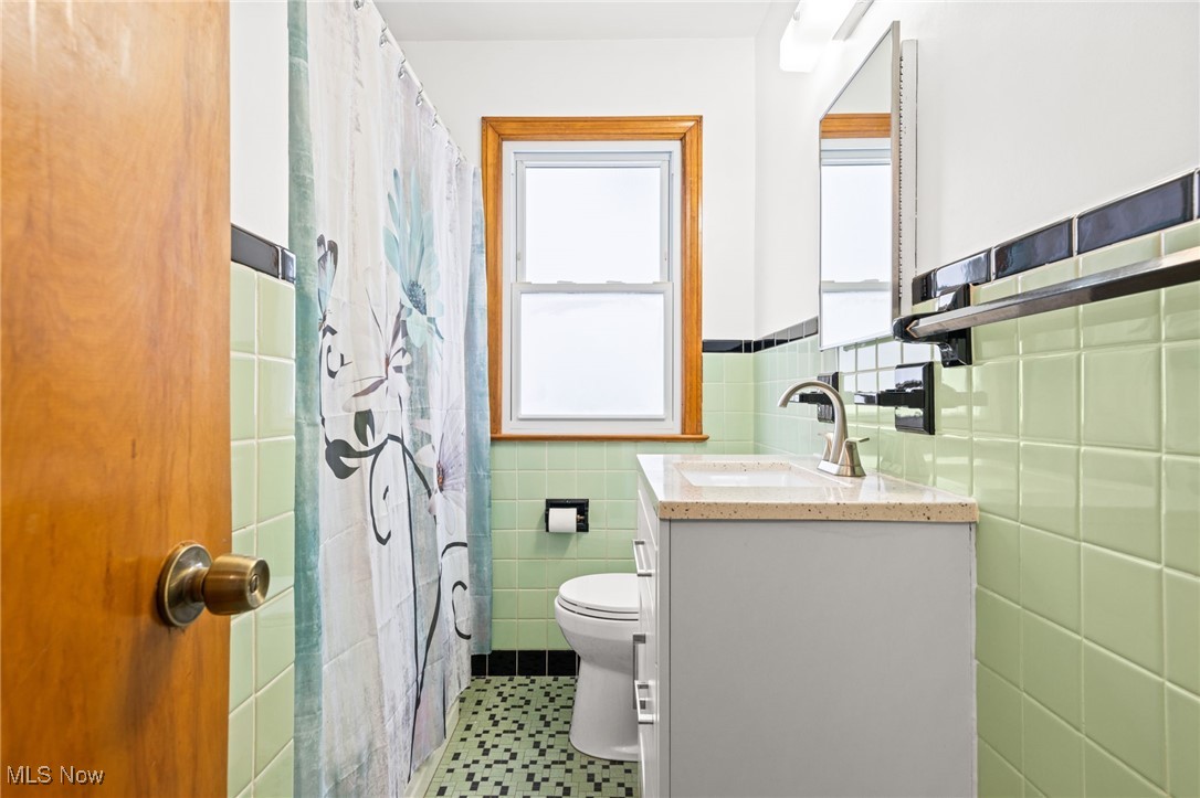 1332 Mayfield Ridge Road Cleveland, OH 44124 - Photo 8 of 25 bathroom