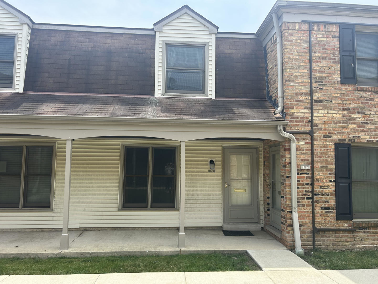 a view of entrance of the house