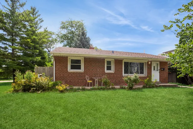 $2,750 | 441 Berteau Avenue, Elmhurst, IL 60126