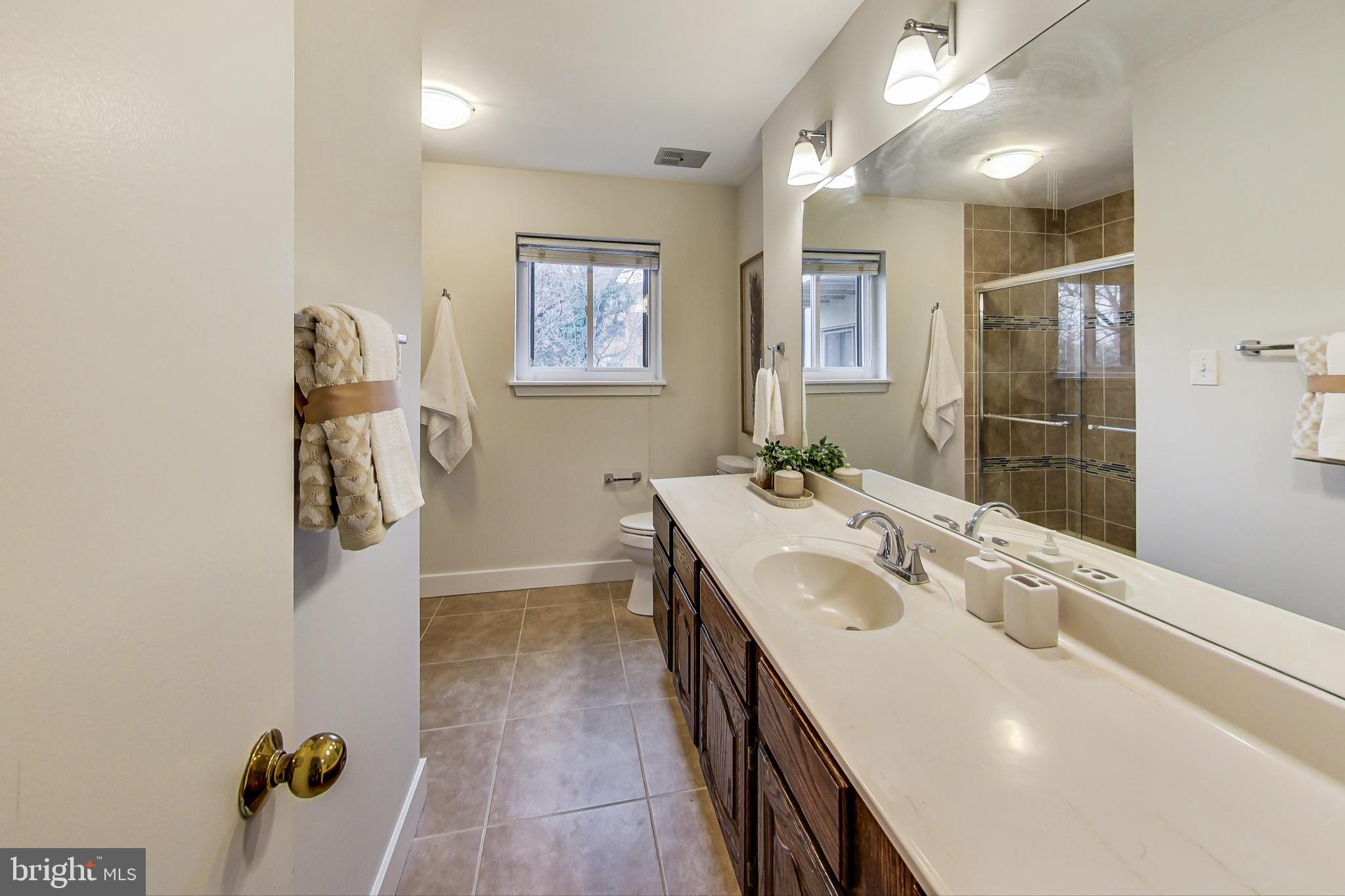 8917 Battery Place, Unit 26 Bethesda, MD 20814 - Photo 15 of 31 Primary Bathroom