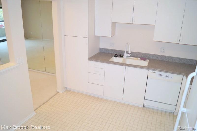 30414 Orchard Lake Road, Unit 7 Farmington, MI 48334 - Photo 5 of 22