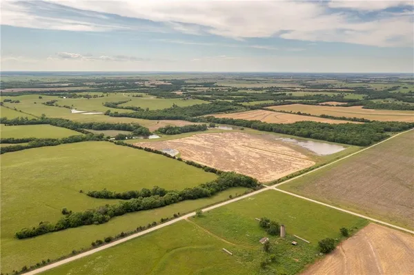 $734,968 | 27699 South Hoch Road, Osage City, KS 66523