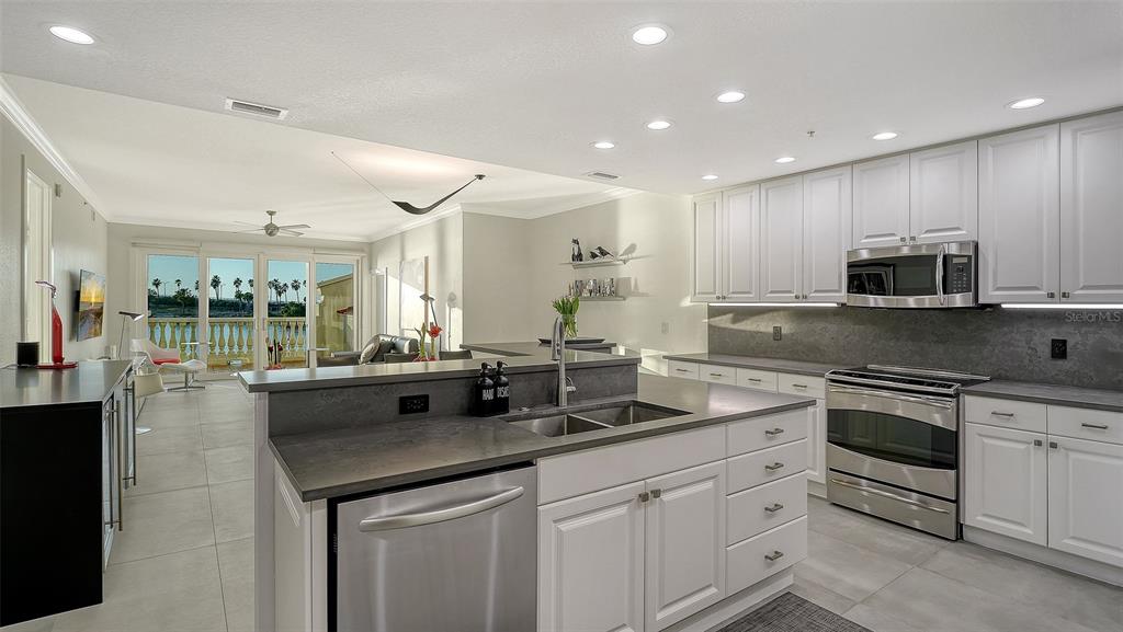 166 Golden Gate Point, Unit 22 Sarasota, FL 34236 - Photo 19 of 49