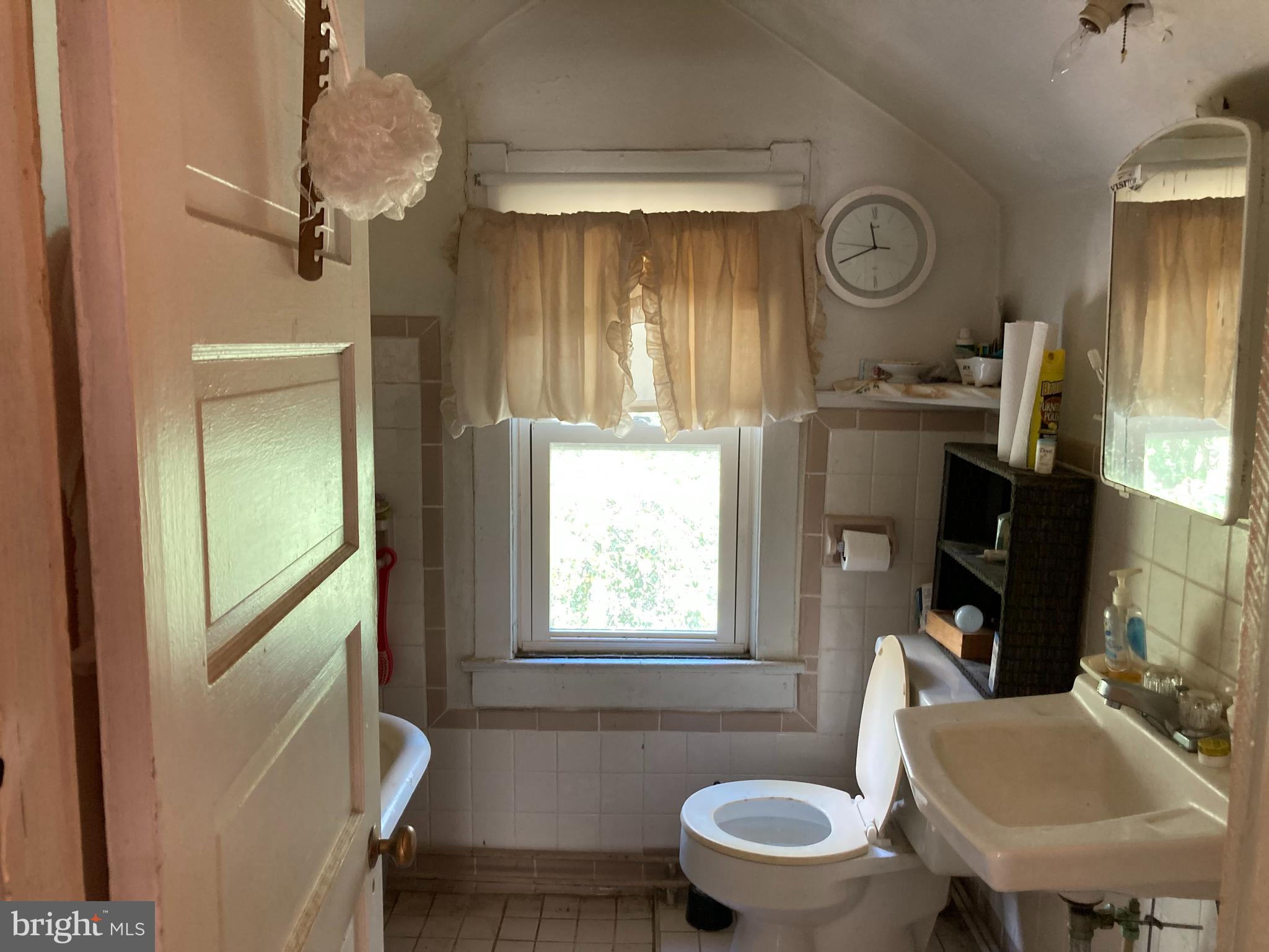 9811 Piscataway Road Clinton, MD 20735 - Photo 26 of 33 Upstairs bathroom