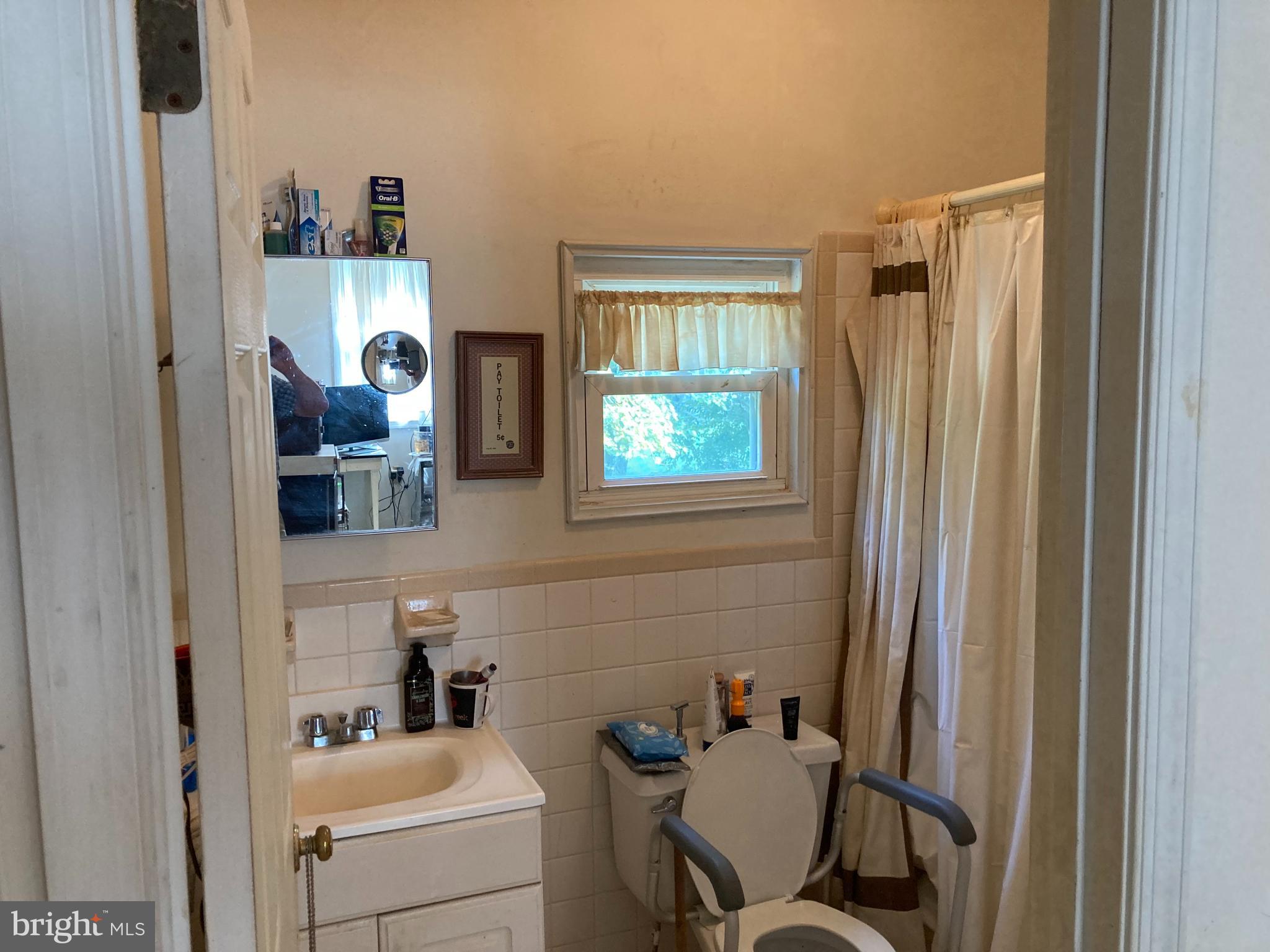 9811 Piscataway Road Clinton, MD 20735 - Photo 10 of 33 Main level bath