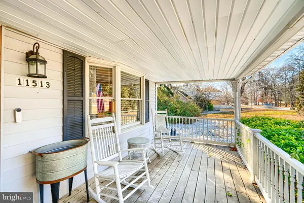 a view of a house with backyard and porch