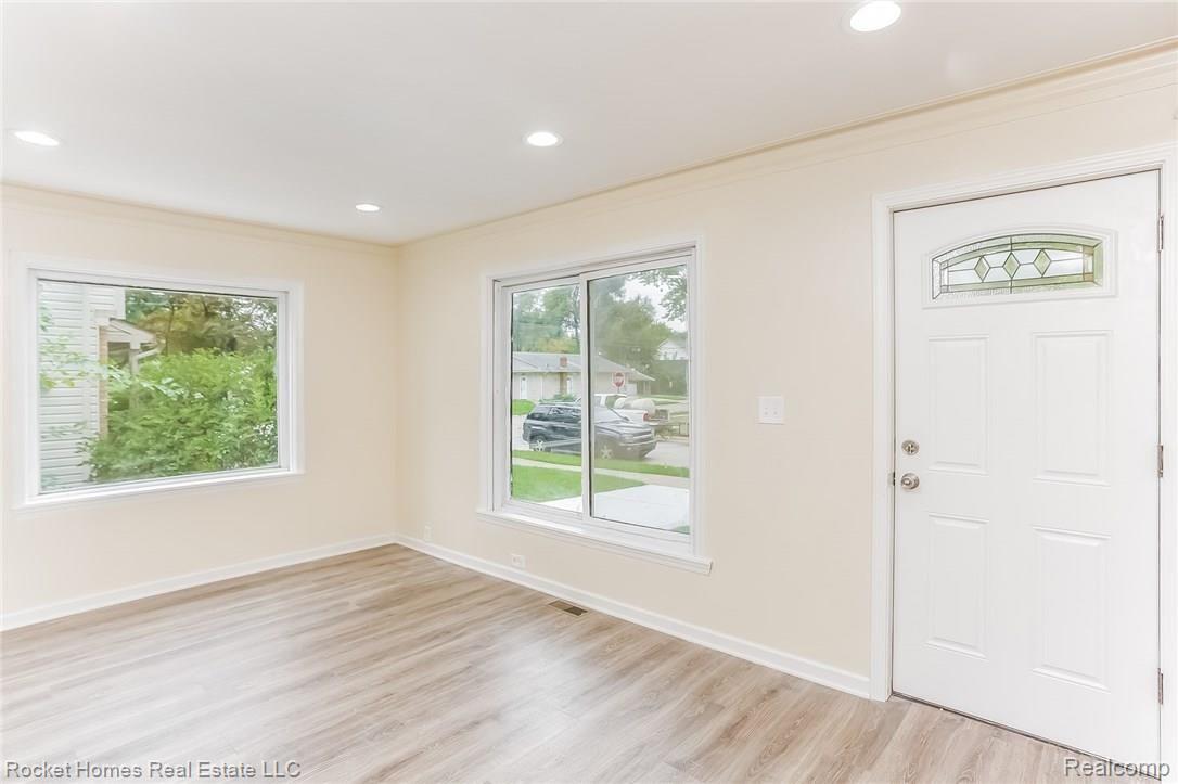 414 Roth Boulevard Clawson, MI 48017 - Photo 4 of 27 005-Living_Room-3292694-medium.jpg