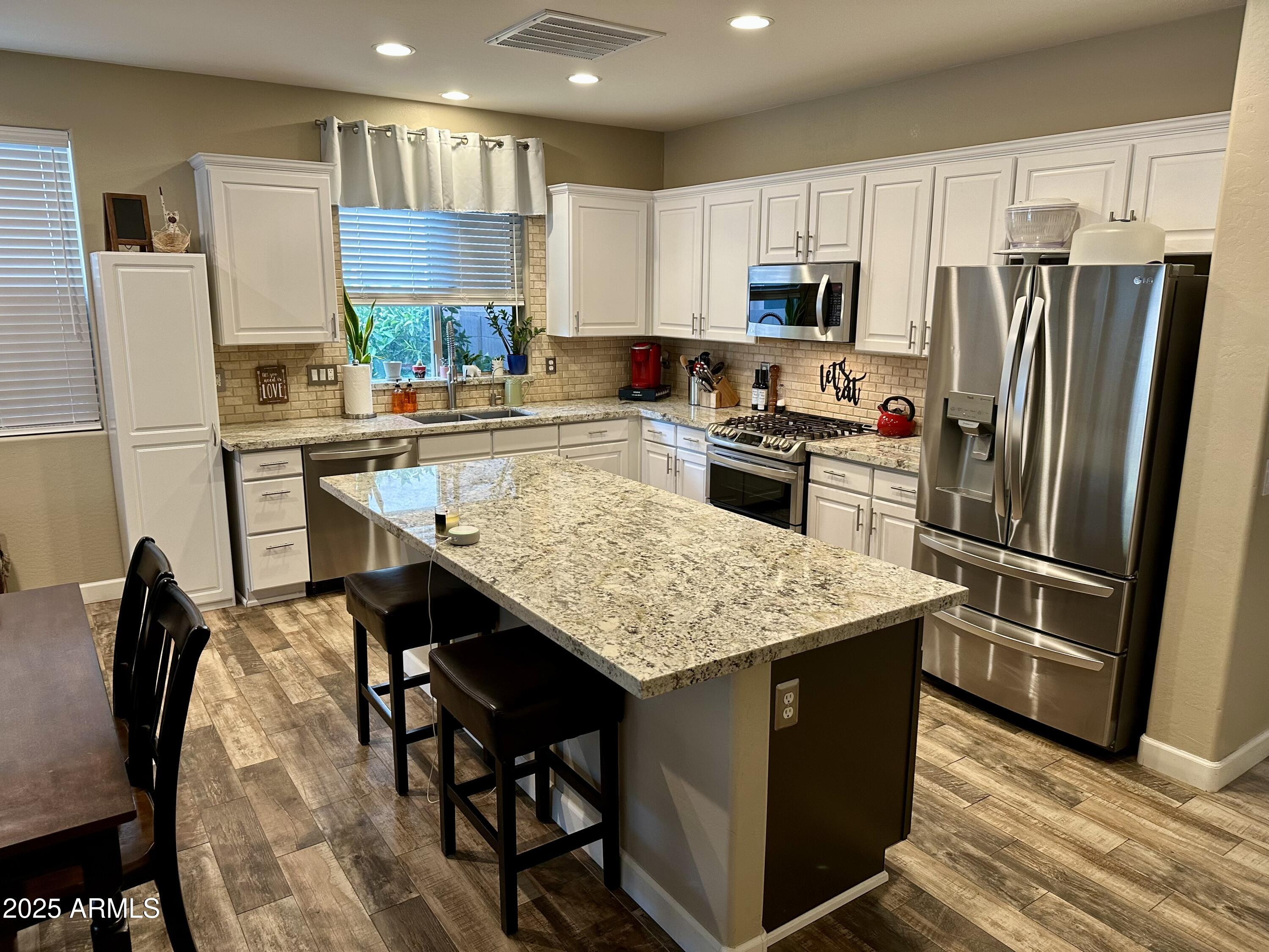 3021 West Trapanotto Road Phoenix, AZ 85086 - Photo 5 of 39 Kitchen