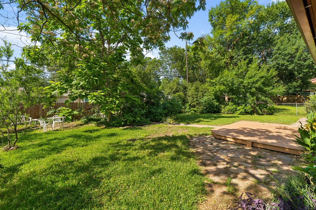 1822 Finley Road Irving, TX 75062 - Photo 33 of 38 a view of yard with green space