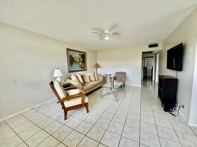 588 Mansfield M Boca Raton, FL 33434 - Photo 6 of 27 Living Area