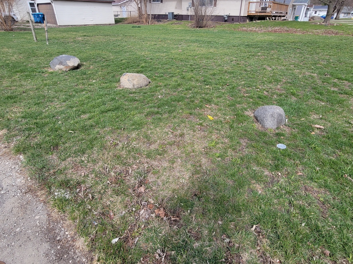 802 Deleon Street Ottawa, IL 61350 - Photo 21 of 22 a view of a backyard with table and chairs