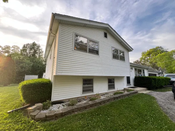 $2,800 | 1218 Lincoln Avenue, Fox River Grove, IL 60021