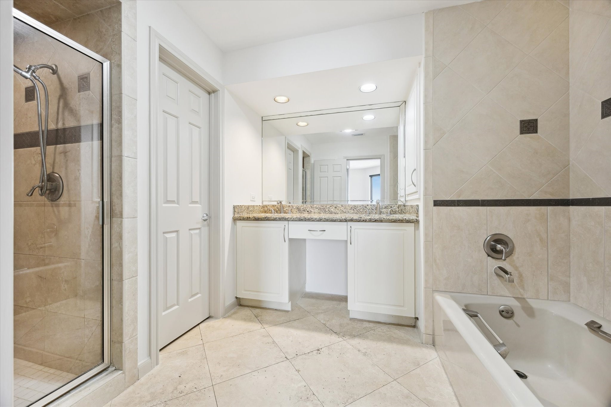 3350 McCue Road, Unit 1501 Houston, TX 77056 - Photo 11 of 38 a bathroom with a tub sink and mirror