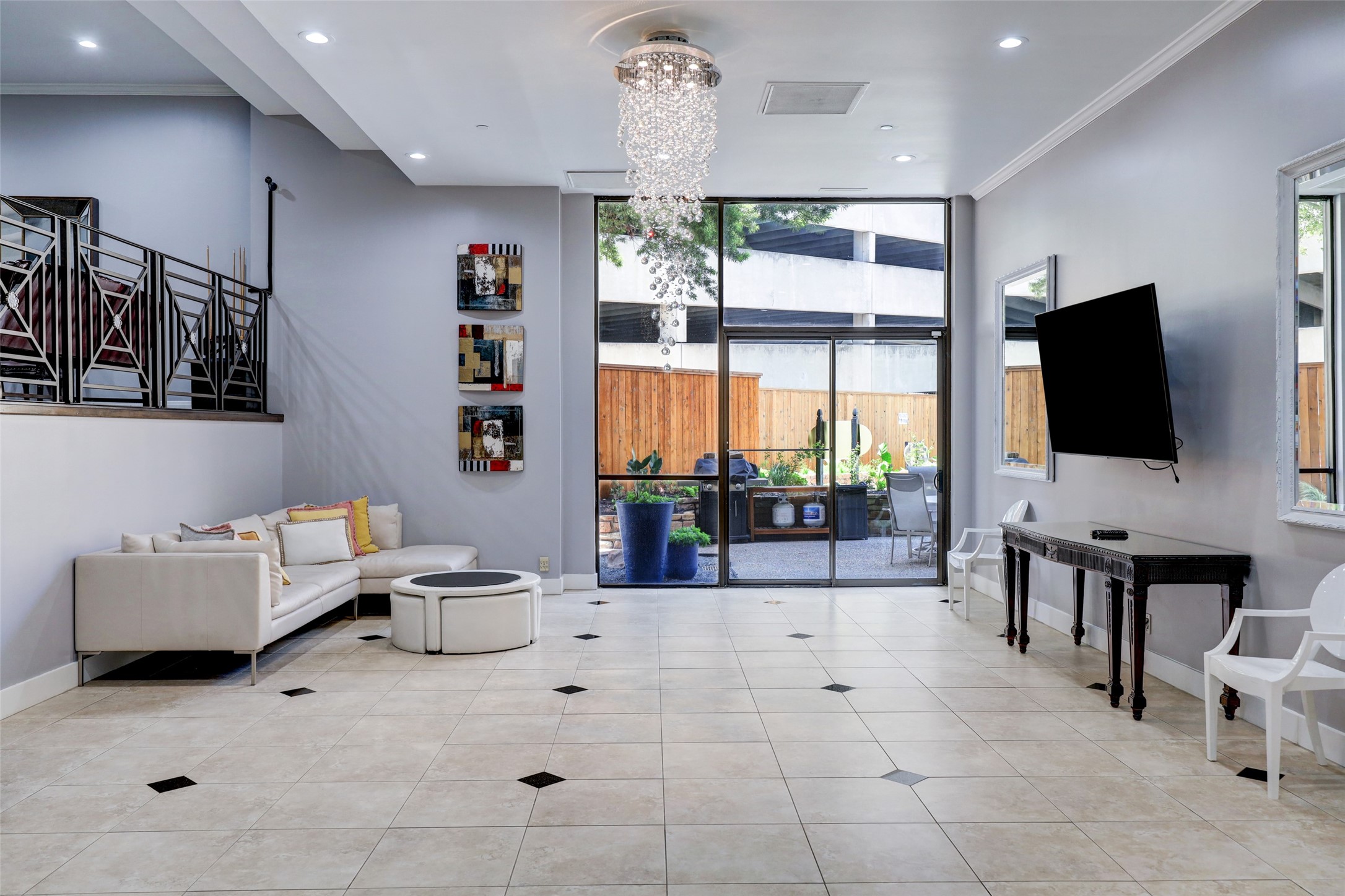 3350 McCue Road, Unit 1501 Houston, TX 77056 - Photo 28 of 38 a living room with furniture and a flat screen tv