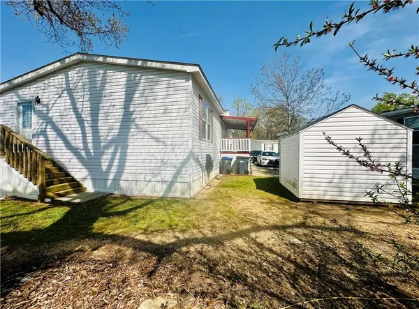 a view of a house with backyard