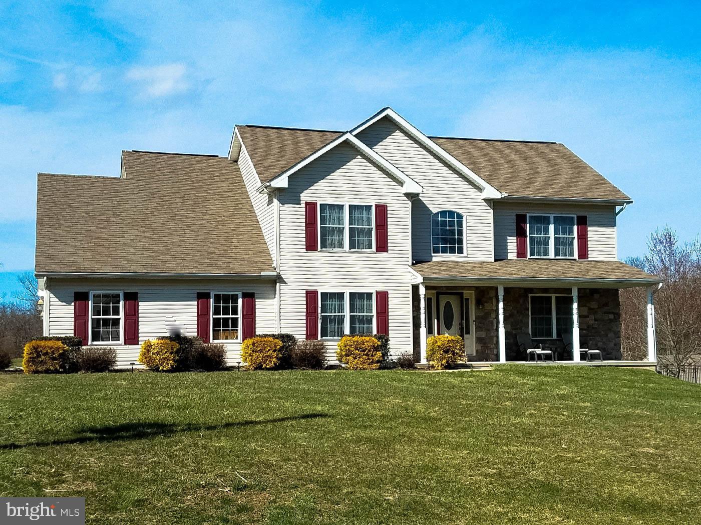 4 beds, 2.5 baths, in-ground pool & 4-car garage!