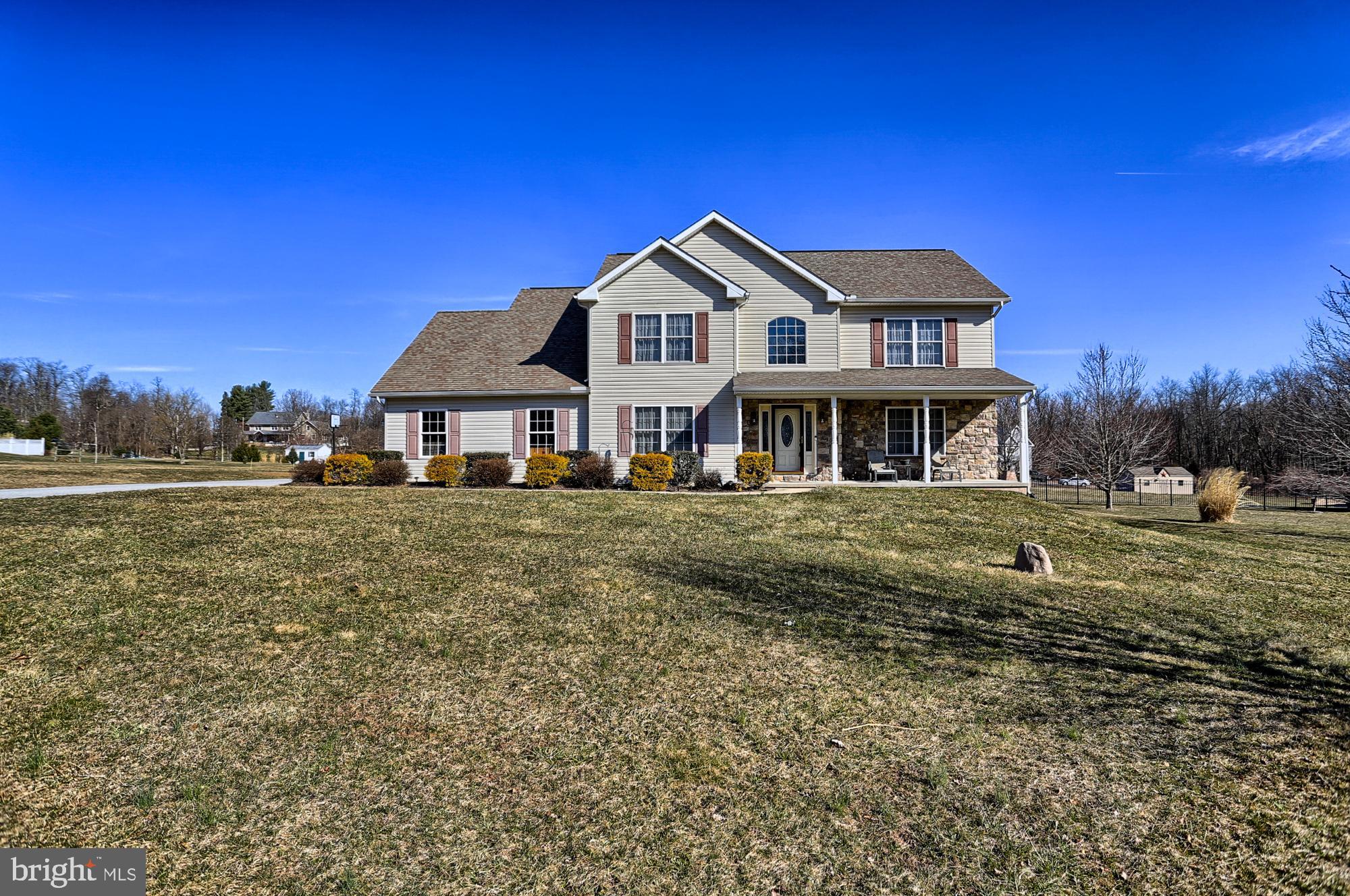 4 beds, 2.5 baths, in-ground pool & 4-car garage!