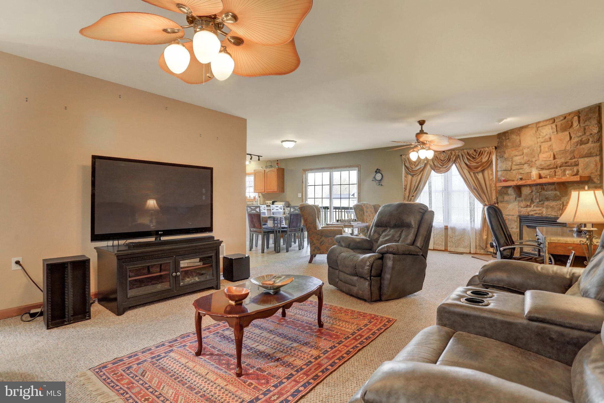 905 Silver Lake Road Lewisberry, PA 17339 - Photo 19 of 54 Living room - level 1