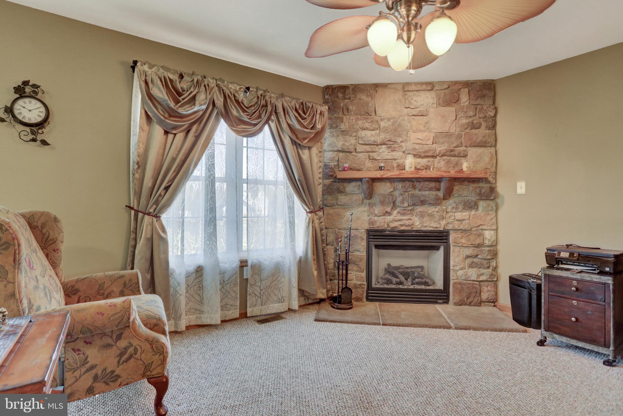 905 Silver Lake Road Lewisberry, PA 17339 - Photo 22 of 54 Living room - level 1
