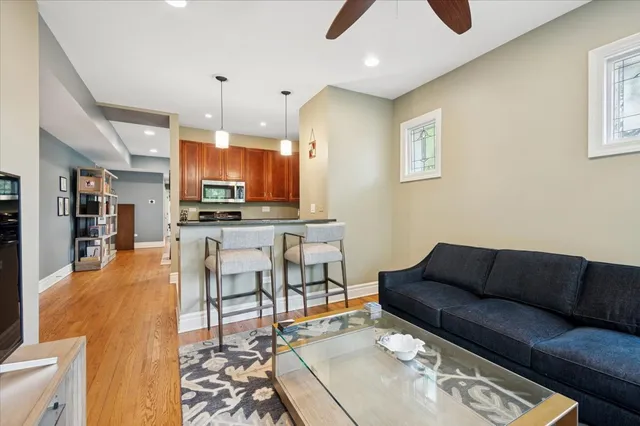 $385,000 | 1265 West Granville Avenue, Unit 3, Chicago, IL 60660