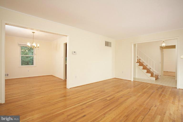 302 Summit Hall Road Gaithersburg, MD 20877 - Photo 14 of 23 Living Room