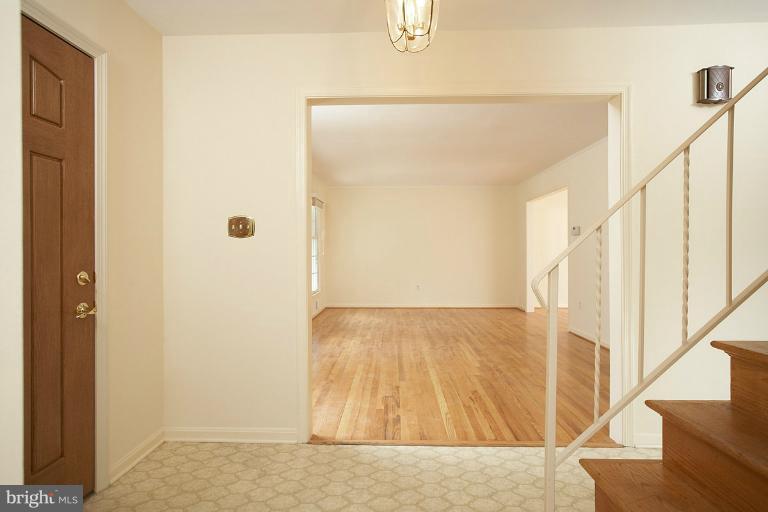 302 Summit Hall Road Gaithersburg, MD 20877 - Photo 3 of 23 Interior (General)